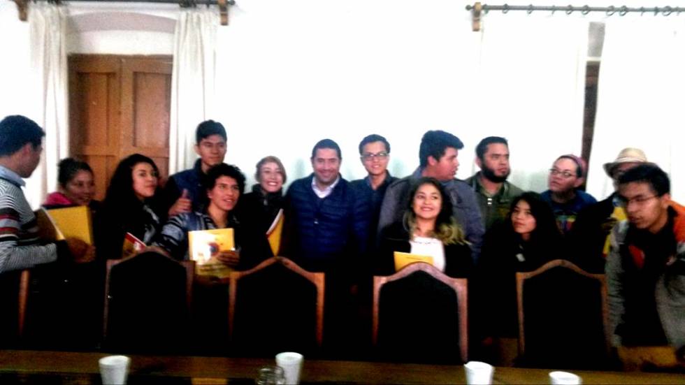 El alcalde de Taxco Omar Jalil flores recibe a estudiantes de antropología social de la UAEM.