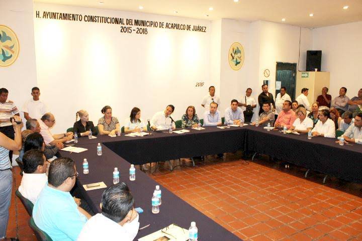 Alcalde perredista se reúne con legisladores del PRI y Verde en Acapulco
