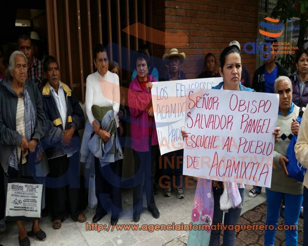 Protestan habitantes de la comunidad de Acamixtla municipio de Taxco en la curia diocesana, exigen la estancia del cura