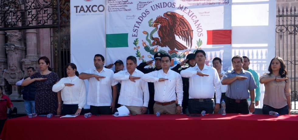 El gobierno de Taxco difunde los valores cívicos a través de los símbolos patrios.
