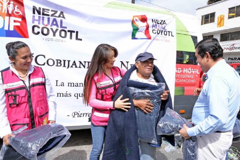 El alcalde de Nezahualcóyotl, Juan Hugo de La Rosa entregó  cobijas a grupos vulnerables