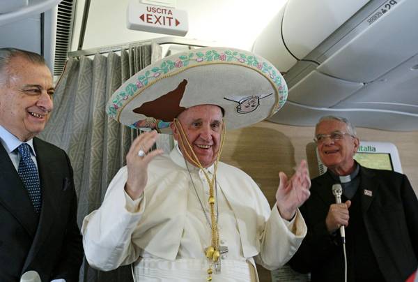 Cantinflas y un sombrero de charro; el buen humor del papa durante vuelo