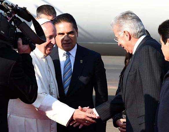 Recibe Gerardo Ruiz Esparza a SS Papa Francisco en el aeropuerto Internacional de Morelia