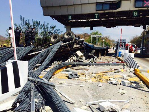 Se impacta tráiler sin frenos en caseta de cobros de autopista del sol en Acapulco