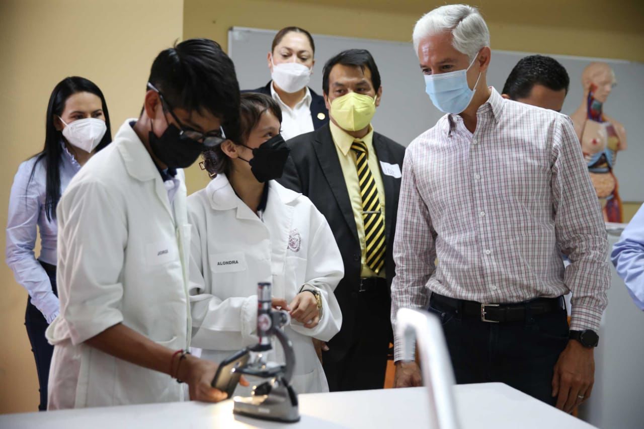 ENTREGA ALFREDO DEL MAZO PAQUETES DE LABORATORIOS DIDÁCTICOS MÓVILES